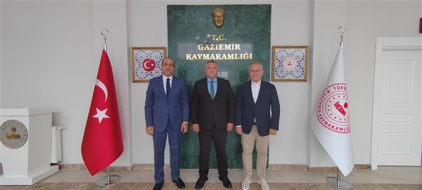 İş İnsanı Mustafa Günday ve Mert Kaya Kaymakamımız Kudret Kurnaz' a makamında hayırlı olsun ziyaretinde bulundular.