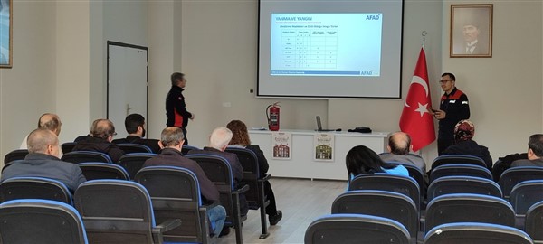 İzmir AFAD İl Müdürlüğü Eğitmenleri Tarafından Muhtarlarımıza ''Destek AFAD Günüllüsü''Eğitimi Verilerek Sertifikaları Takdim Edilmiştir.